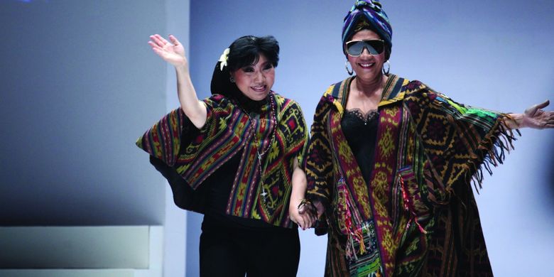 Menteri Kelautan dan Perikanan RI Susi Pudjiastuti (kanan) bersama desainer Anne Avantie seusai peragaan busana bertajuk Badai Pasti Berlalu yang diselenggarakan di gelaran Jakarta Fashion Week 2019 di Senayan City, Jakarta, Selasa (23/10/2018)