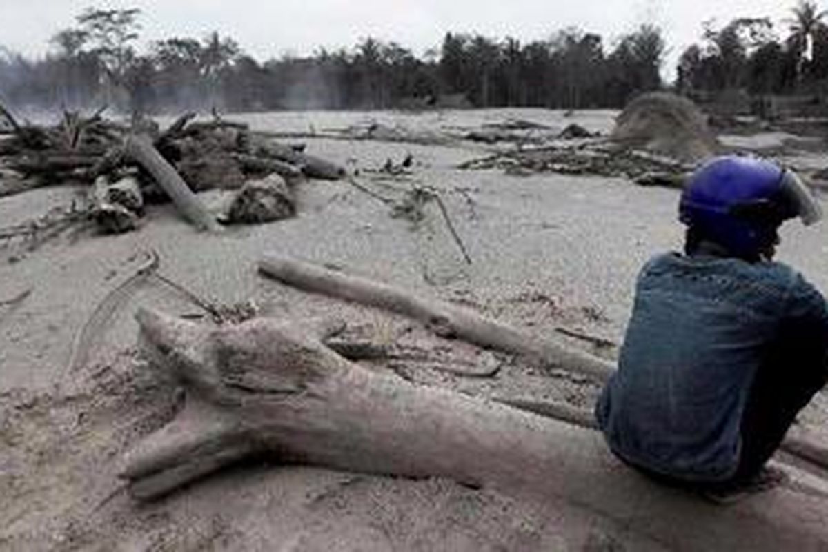 Warga menyaksikan Kali Gendol yang rata tertutup material letusan Gunung Merapi di Dusun Bonggang, Desa Argomulyo, Kecamatan Cangkringan, Sleman, DI Yogyakarta, Sabtu (6/11/2010). 
