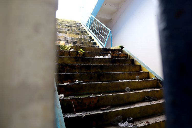 Tangga gate 12 pasca 4 bulan terjadinya Tragedi Kanjuruhan yang banyak berjatuhan korban di Stadion Kanjuruhan Kepanjen, Kabupaten Malang, Rabu (1/2/2023) siang. 