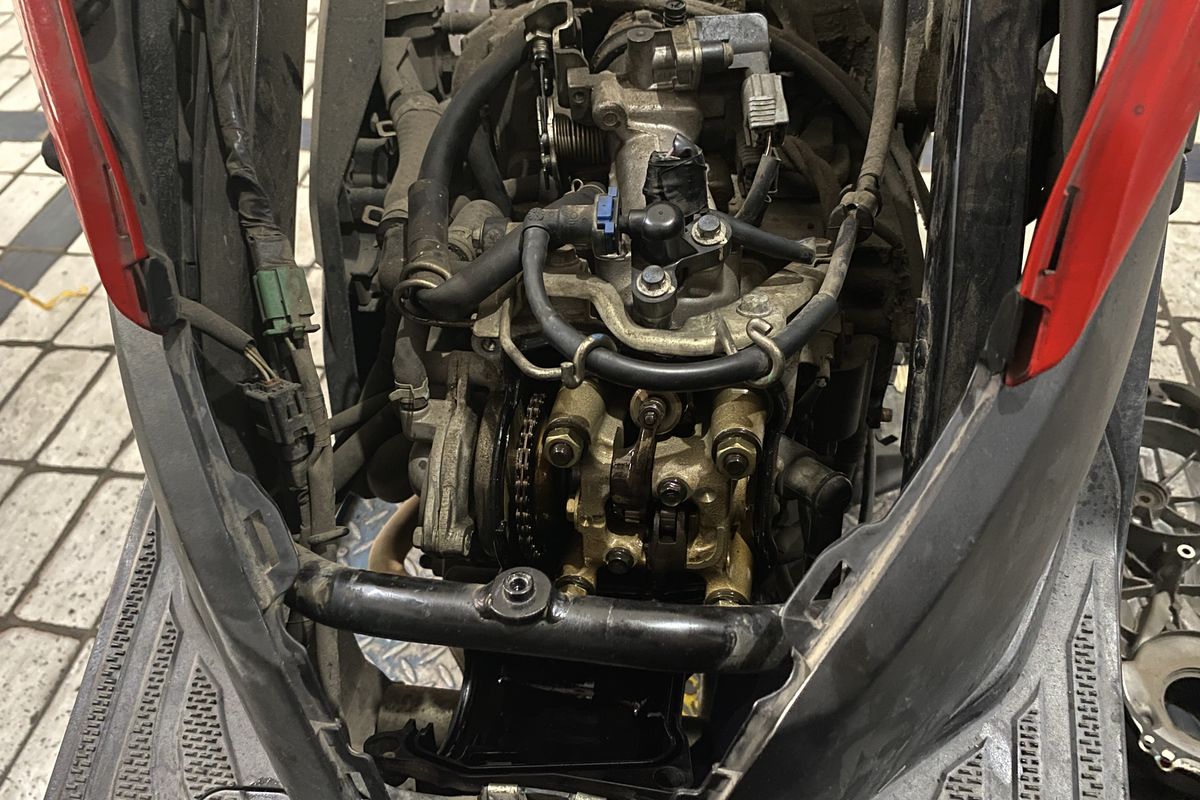 Penampakan mesin motor yang kehabisan oli, pelumasan kurang menyebabkan kinerja tidak optimal