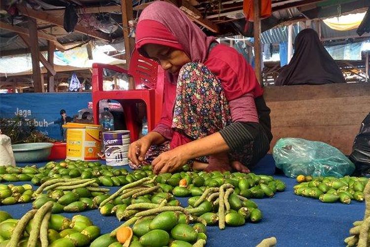 Wa Ode (58) saat menyusun buah pinang di para-para miliknya di Pasar Youtefa, Distrik Abepura, Kota Jayapura, Papua pada Jumat (25/6/2021).