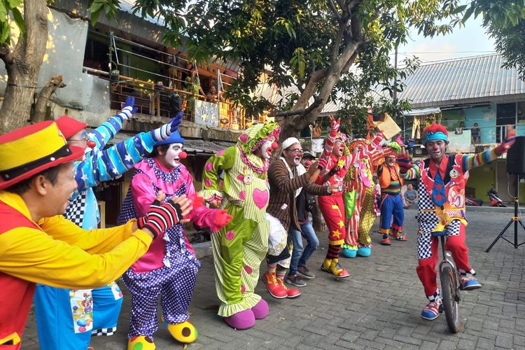 Belasan badut yang tergabung dalam Badut Semarang Community (Basscom) sedang melakukan aksinya di lapangan rumah susun Plamongan Sari, Pedurungan, Kota Semarang.