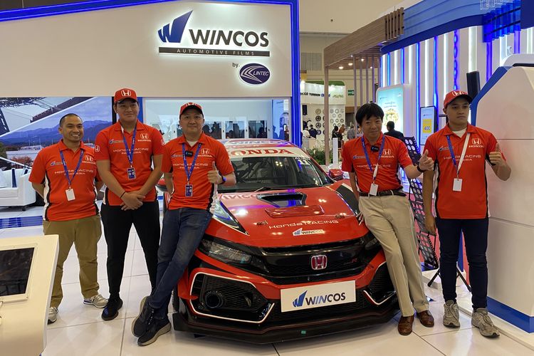 Kolaborasi tim balap Honda Racing Indonesia dengan produsen kaca film mobil Wincos di GIIAS 2023m/Daafa Alhaqqy
