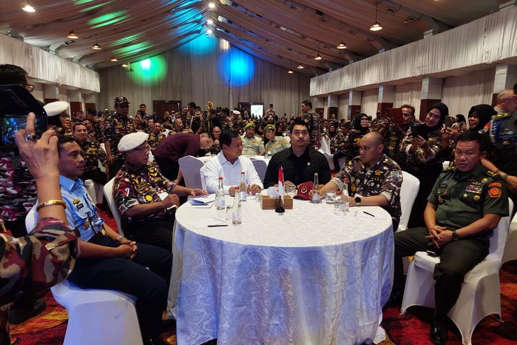 Menteri Pertahanan sekaligus bakal calon presiden Koalisi Indonesia Maju, Prabowo Subianto duduk semeja dengan Menteri Pemuda dan Olahraga Dito Ariotedjo dalam acara dialog kebangsaan dalam rangka acara Hari Ulang Tahun ke-45 FKPPI, di Lagoon Hotel Sultan, Jakarta, Selasa (12/9/2023).