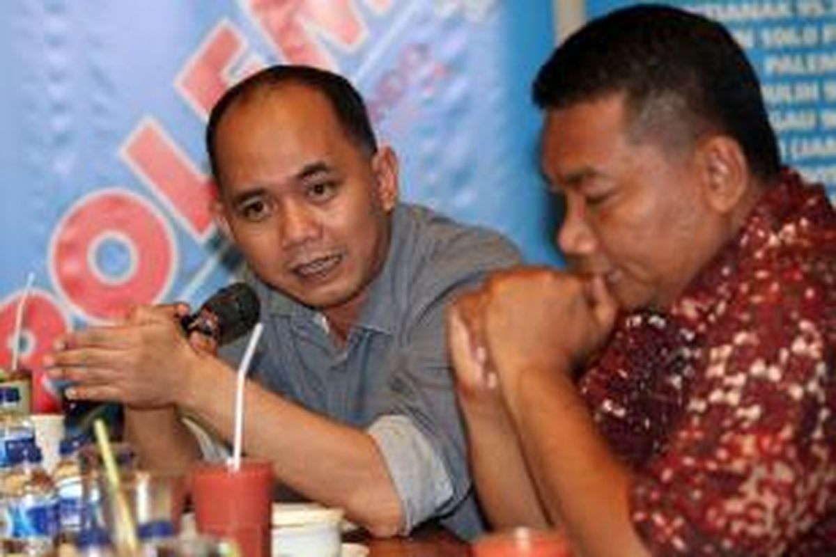  Ikhsan Modjo (kiri) dan Sekjen Konfederasi Serikat Pekerja Indonesia Muhammad Rusdi (kanan) berdiskusi dalam acara Polemik Buruh Mengeluh Pengusaha Berpeluh, di Jakarta, Sabtu (2/11/2013). Diskusi tersebut mengupas tentang tuntutan buruh yang menginginkan peningkatan nilai Upah Minimum Provinsi (UMP) .  