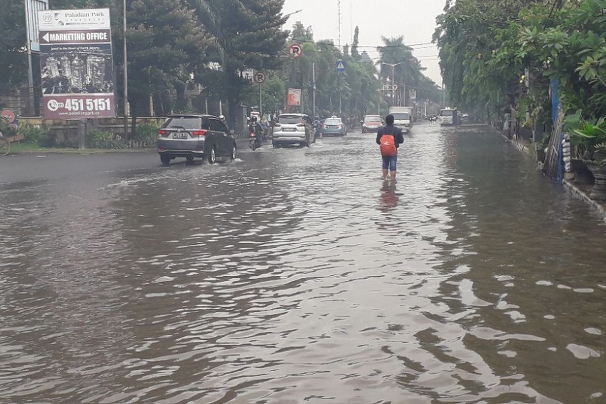 Banjir merendam Jalan Bukit Gading Raya, Kelapa Gading, Jakarta Utara, Rabu (30/1/2019).