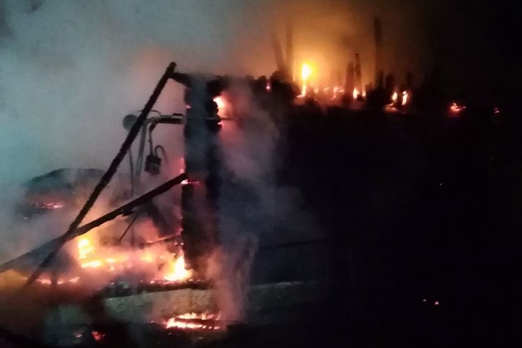 Foto yang dirilis Kementerian Kedaruratan Rusia menunjukkan panti jompo yang berada di Ishbuldino, Region Bashkortostan terbakar pada 15 Desember 2020. Sebanyak 11 lanjut usia (lansia) penghuni tempat itu tewas dan tiga lainnya menerima perawatan karena terluka.