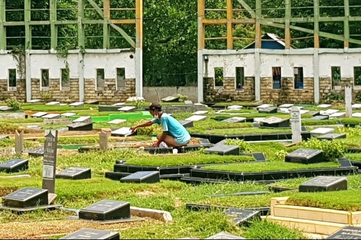 Salah seorang warga sedang berziarah di TPU Semper, Cilincing, Jakarta Utara, Senin (28/3/2022). Para peziarah datang ke TPU Semper untuk berziarah ke keluarga atau kerabatnya jelang bulan Ramadhan 2022.