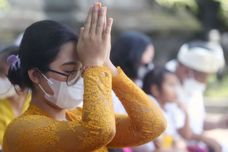 Umat Hindu melakukan persembahyangan yang menjadi bagian dari Upacara Tawur Agung di Pura Parahyangan Jagat Guru Serpong, Tangerang Selatan, Banten, Rabu (2/3/2022). Upacara Tawur Agung yang merupakan rangkaian dari perayaan Hari Raya Nyepi Tahun Saka 1944 di Tangerang berjalan aman dan lancar serta menerapkan protokol kesehatan.