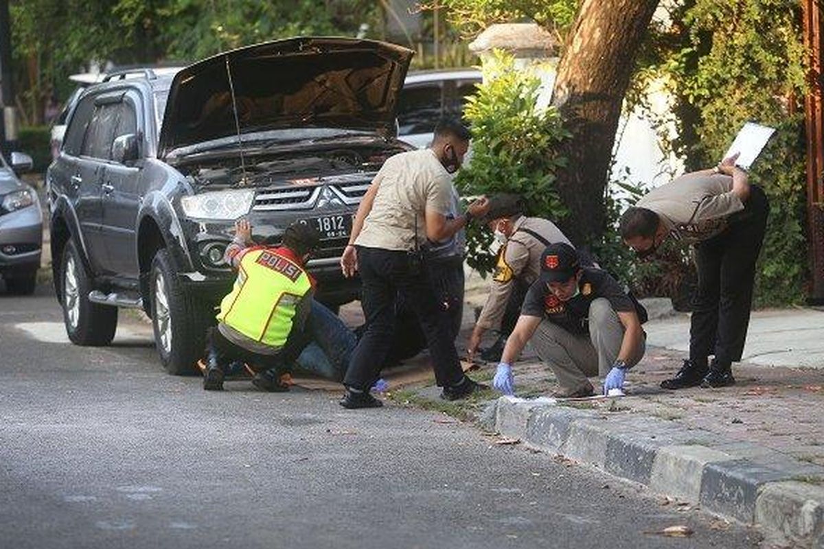 Polisi dan Tim Identifikasi melakukan penyisiran di lokasi ledakan di Jalan Yusuf Adiwinata, Menteng, Jakarta Pusat, Minggu (5/7/2020). Ledakan yang diduga berasal dari bom rakitan itu, meledak sekitar pukul 15.30 an. Sampai saat ini kepolisian pun masih melakukan penyisiran di lokasi kejadian. 

