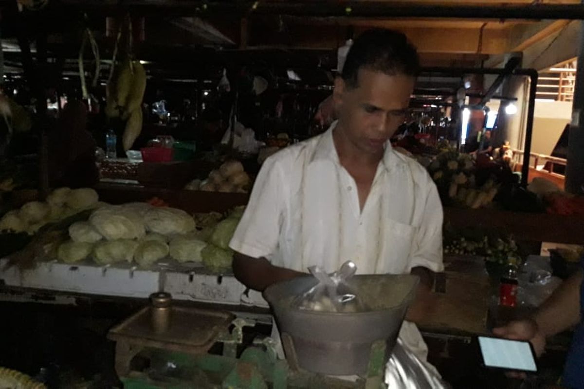 Agung salah seorang pedagang di Pasar Tomang Barat, Tomang, Jakarta Barat, Senin (10/2/2020)