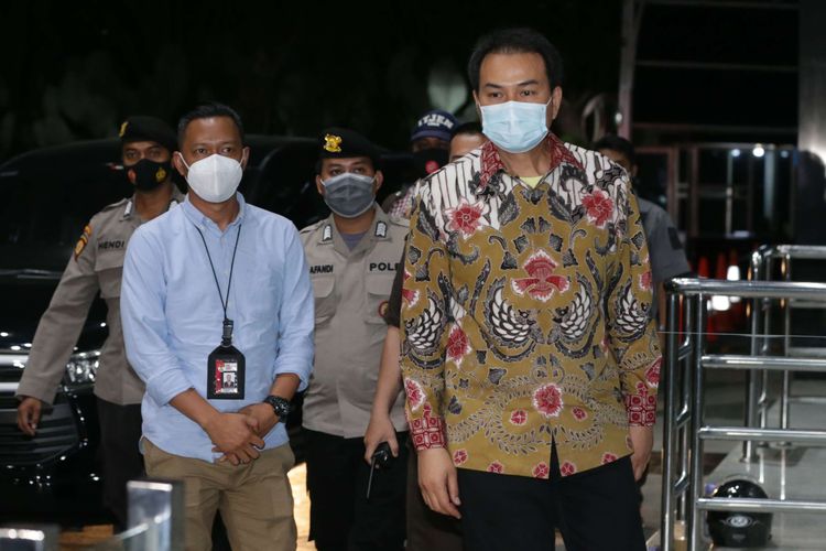 Wakil Ketua DPR Azis Syamsuddin (kanan) tiba di Gedung KPK, Kuningan, Jakarta, Jumat (24/9/2021). Ia menjalani pemeriksaan terkait dugaan kasus suap dana alokasi khusus (DAK) di Lampung Tengah.