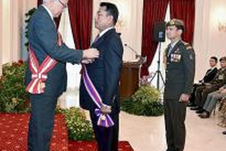 Mantan Panglima TNI Jenderal (Purn) Moeldoko menerima penghargaan Darjah Utama Bakti Cemerlang dari Presiden Singapura Tony Tan Kang Yam di Istana Singapura, Selasa (22/9/2015). Penghargaan itu merupakan penghargaan militer tertinggi dari pemerintah Singapura.