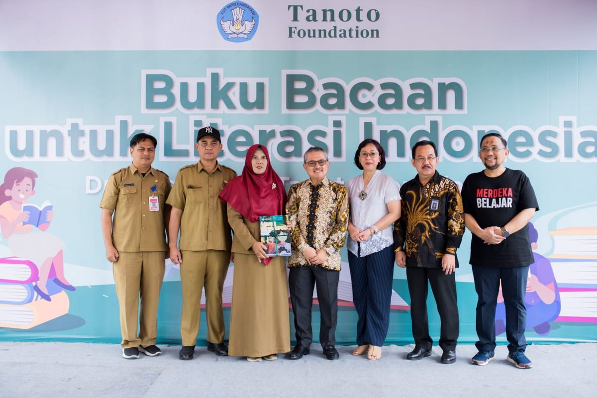 Kemendikbudristek dan Tango Foundation menyalurkan 76.000 buku Untuk meningkatkan literasi para siswa sekolah di daerah