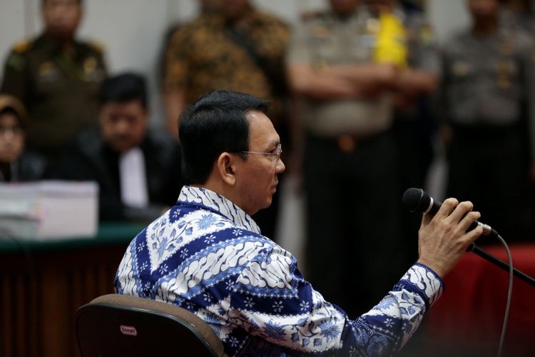 Terdakwa kasus dugaan penodaan agama, Basuki Tjahaja Purnama atau Ahok saat mengikuti sidang pembacaan putusan di Pengadilan Negeri Jakarta Utara di Auditorium Kementerian Pertanian, Jakarta Selatan, Selasa (9/5/2017). Majelis hakim menjatuhkan hukuman pidana 2 tahun penjara. 