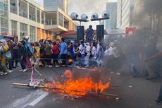 Massa Demo di Gedung Bawaslu, Bakar Keranda Bertuliskan 