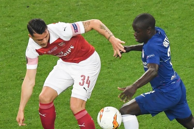 Granit Xhaka dan NGolo Kante berebutan bola pada laga Chelsea vs Arsenal dalam final Liga Europa di Stadion Olimpiade Baku, Azerbaijan, 29 Mei 2019. 