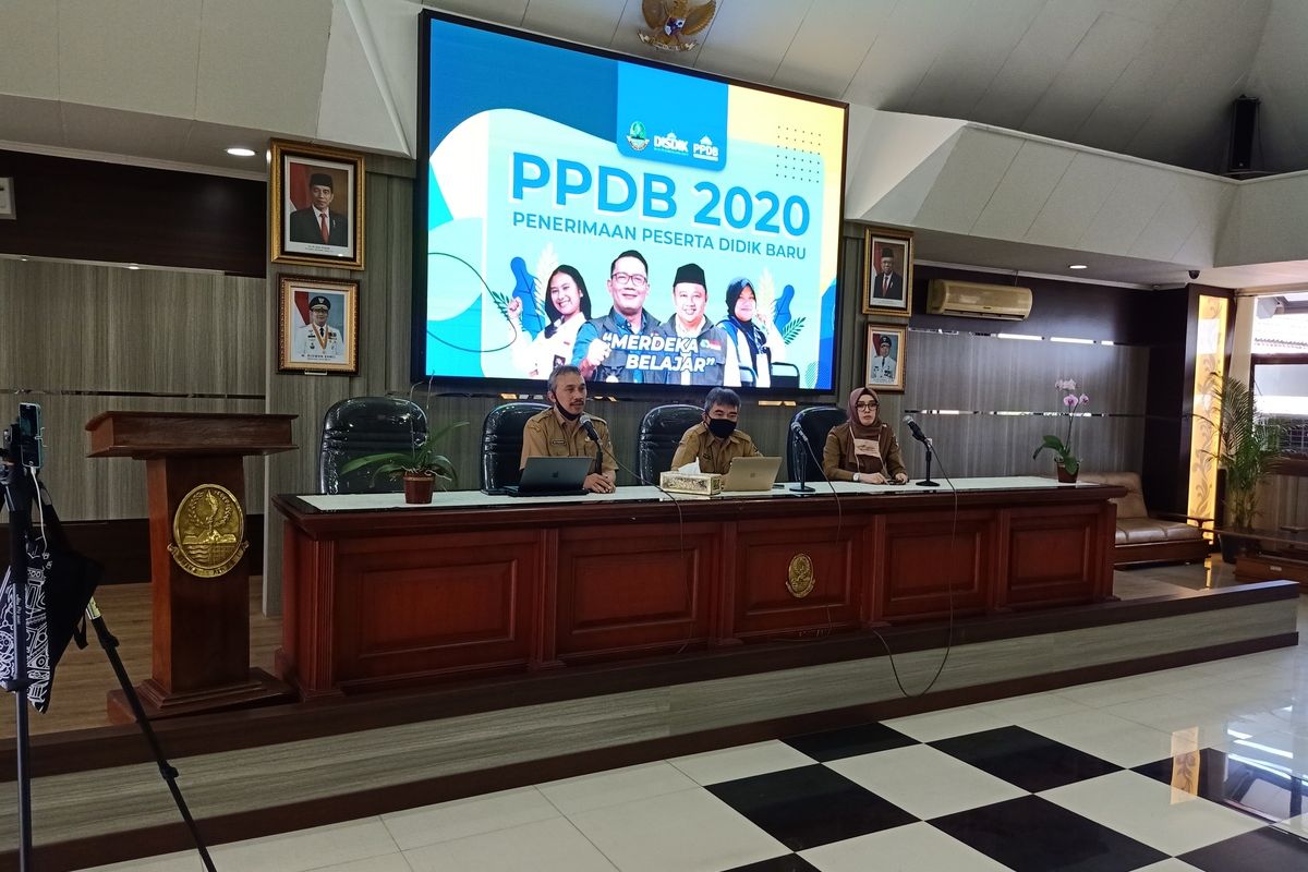 Konferensi Pers PPDB 2020 setingkat SMA/SMK di Kantor Dinas Pendidikan Jawa Barat, Jalan Dr Rajiman, Kota Bandung, Selasa (12/5/2020).