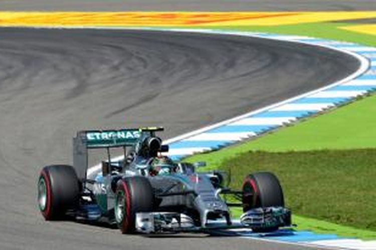 Pebalap Mercedes asal Jerman, Nico Rosberg, memacu mobilnya di Sirkuit Hockenheim pada sesi kualifikasi GP Jerman, Sabtu (19/7/2017).