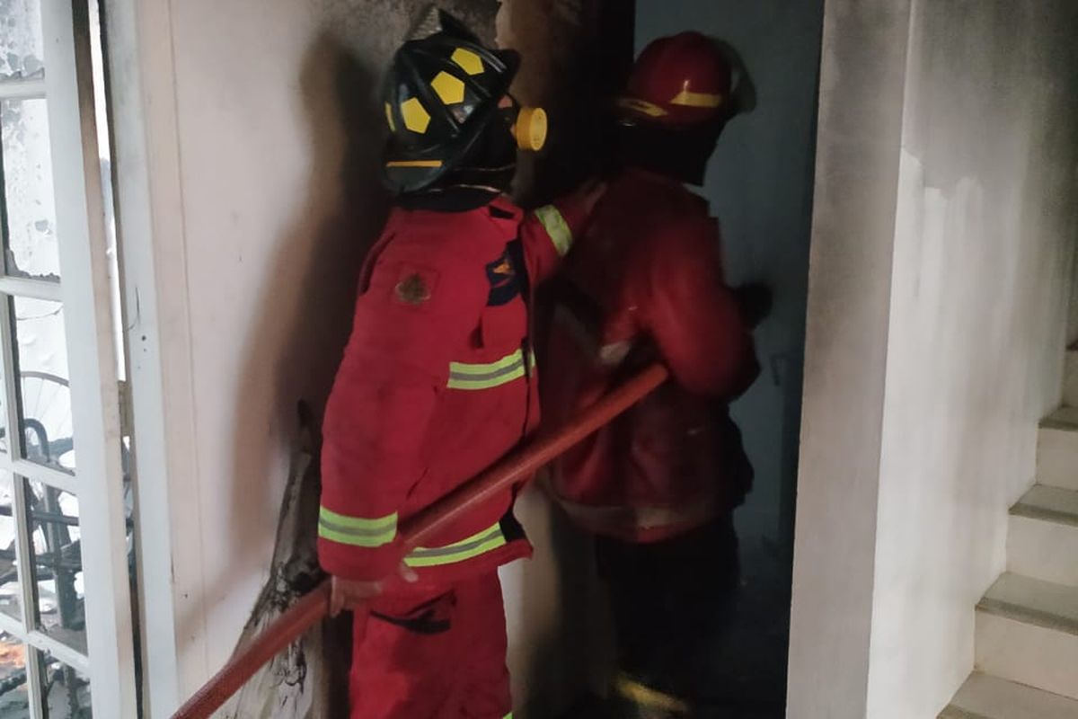 Petugas Dinas Damkar Kota Bekasi saat memadamkan api yang menghabiskan satu unit kamar tidur di salah satu rumah di Perumahan Citra Grand, Jatikarya, Kota Bekasi, Senin (22/5/2023) sore.