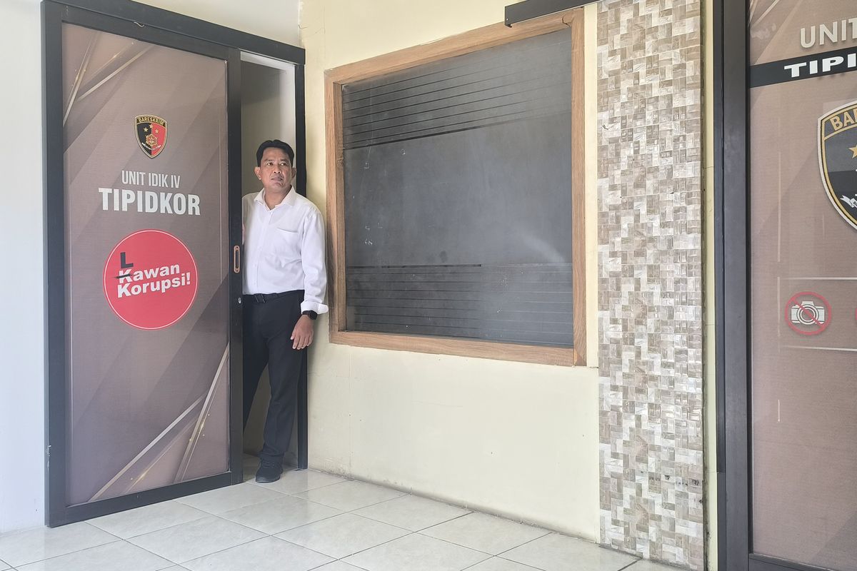 Salah satu penyidik keluar dari ruang Unit Tindak Pidana Korupsi Polres Pamekasan, Senin (23/6/2025).