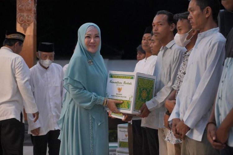 Bupati Klaten Sri Mulyani saat menyerahkan bantuan kepada tim oranye. 

