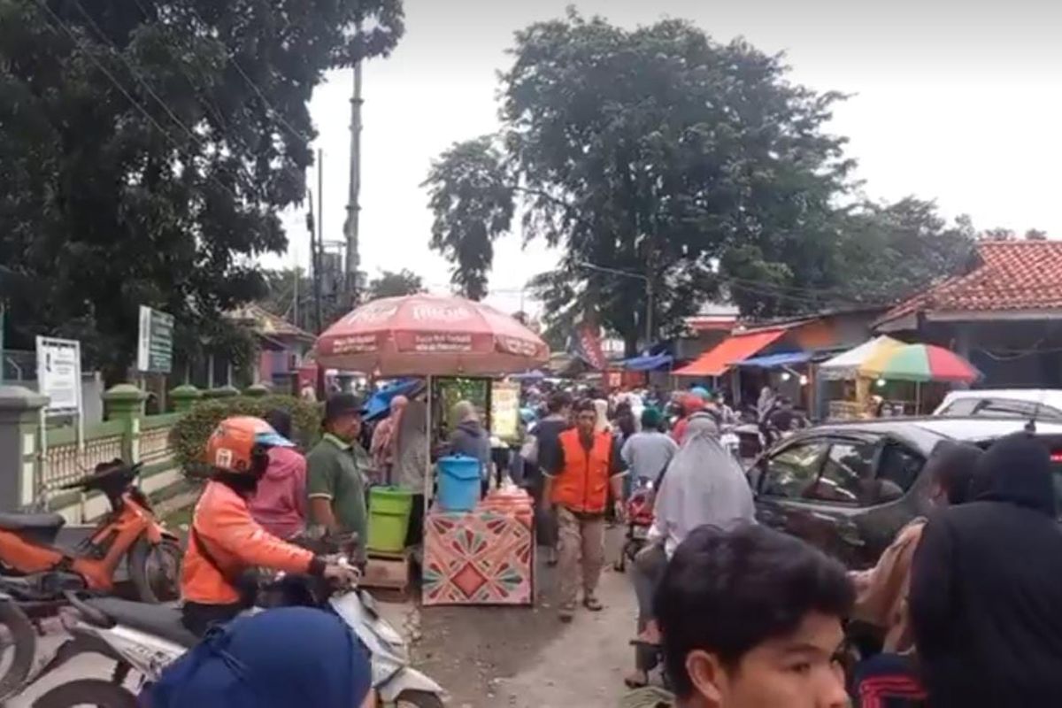 Situasi di Jalan Komodo Raya, Bekasi Selatan, Kota Bekasi, Selasa (28/3/2023). Jalan tersebut menjadi lokasi warga terutama di wilayah Perumnas I, Bekasi Selatan, untuk berburu hidangan berbuka puasa.