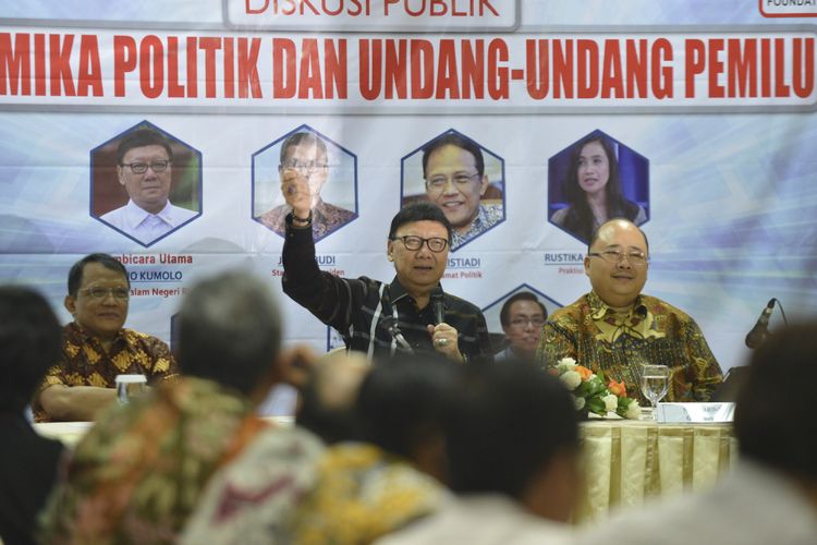 Mendagri Tjahjo Kumolo (tengah) bersama Pengamat Politik J Kristiadi (kiri) dan Pengamat Hukum Tata Negara Satya Arinanto menyampaikan pandangan ketika menjadi pembicara pada diskusi publik di Jakarta, Sabtu (12/8/2017). Diskusi yang diprakarsai oleh Galang Kemajuan Center tersebut mengangkat tema Dinamika Politik dan Undang-Undang Pemilu. ANTARA FOTO/Wahyu Putro A/pd/17