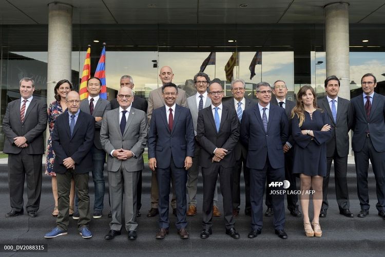 Anggota Dewan Direktur Barcelona termasuk Emili Rousaud (paling kiri) berpose pada 20 Juli 2015 setelah Josep Maria Bartomeu terpilih kembali sebagai Presiden Barcelona mengalahkan Joan Laporta.