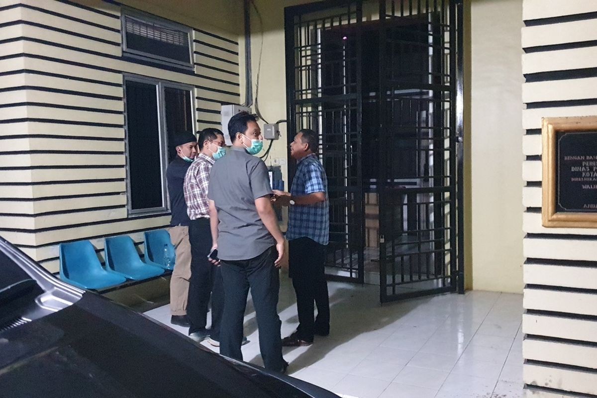 Usai menggeledah rumah dan kantor milik Bos PT DNG (Dalihan Natolu Grup), Muhammad Akhirun Piliang alias Kirun, penyidik KPK lanjut menggeledah Kantor Dinas Pekerjaan Umum (PU) Kota Padangsidimpuan, di Komplek Perkantoran Pemko Padangsidimpuan, Jalan Jenderal Abdul Haris Nasution/By Pass, Kelurahan Pal IV Pijorkoling, Kecamatan Padangsidimpuan Tenggara, Kota Padangsidimpuan, Sumatera Utara, Jumat (4/7/2025) malam.