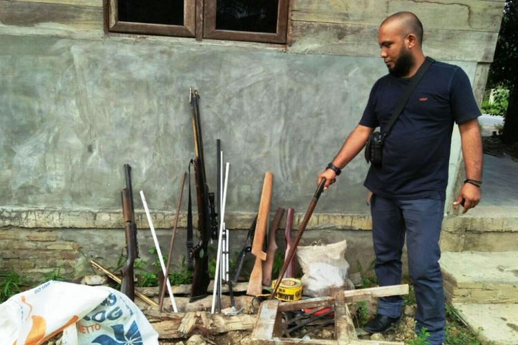 Polisi memperlihatkan senapan angin dan senjata api hasil temuan di pabrik senjata milik A, di  Desa Meunasah Geudung, Kecamatan Baktiya, Kabupaten Aceh Utara, Rabu (27/9/2017)