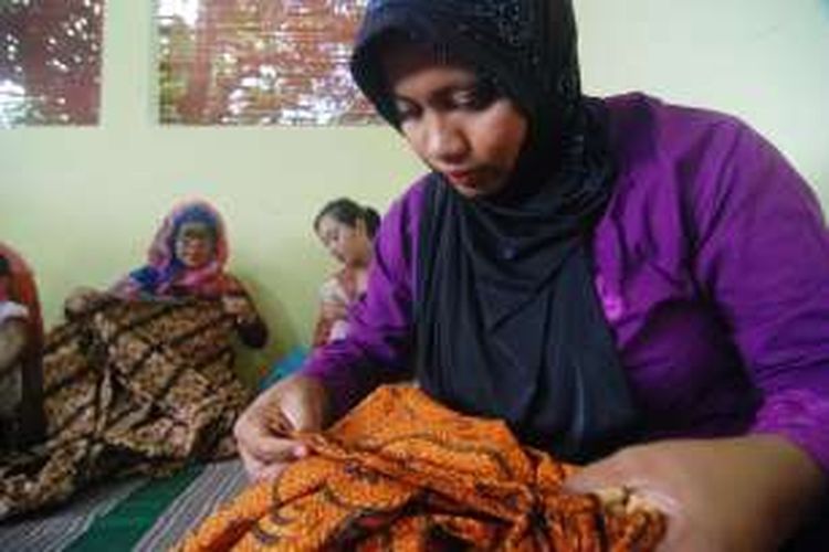 Seorang peserta lomba mewiru kain jarik di Ungaran, Kabupaten Semarang dalam rangka Hari Kartini 2016.