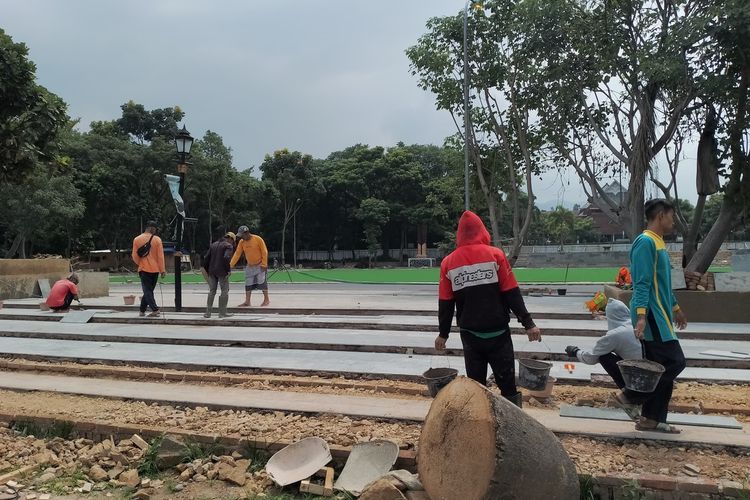 Kondisi terkini, lapangan Upakarti yang berada di Komplek Pemda Kabupaten Bandung, Jawa Barat, sudah sepi, sebelumnya pada hari Minggu lapangan yang tengah proses renovasi sudah digunakan warga, Senin (10/2/2025)