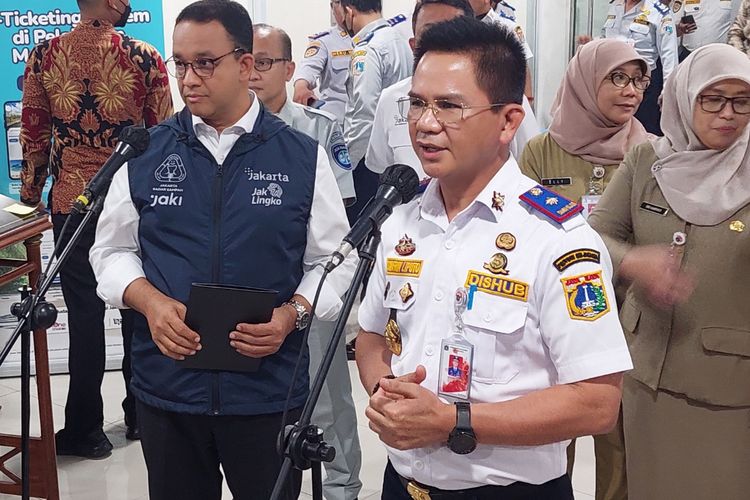 Kepala Dishub DKI Jakarta Syafrin Liputo (kanan) dan Gubernur DKI Jakarta Anies Baswedan (kiri) ketika ditemui di Terminal Penumpang, Pelabuhan Muara Angke, Jakarta Utara, Senin (3/10/2022) malam.
