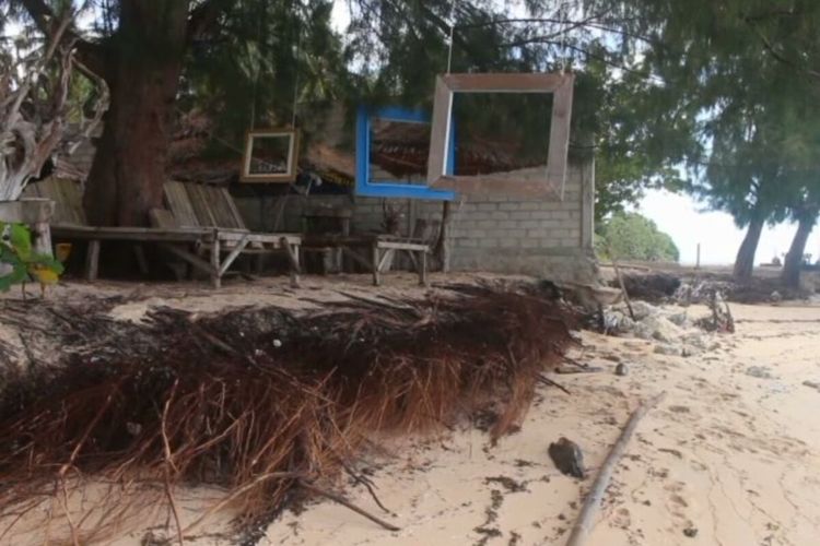 Lokasi pantai wisata pantai cemara Desa Waha, Kecamatan Wangi-wangi kabupaten wakatobi, Sulawesi tenggara, rusak akibat abarasi yang diterjang cuaca buruk.