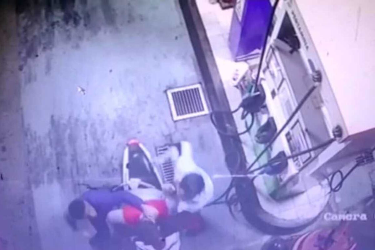 Aksi perampasan uang petugas SPBU di Surabaya tetekam CCTV.