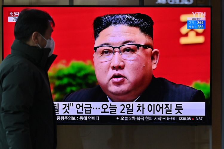 Seorang pria menonton televisi yang menayangkan berita mengenai Pemimpin Korea Utara Kim Jong Un, saat hadir dalam Kongres Partai Buruh edisi kedelapan di Pyongyang, pada 6 Januari 2021.