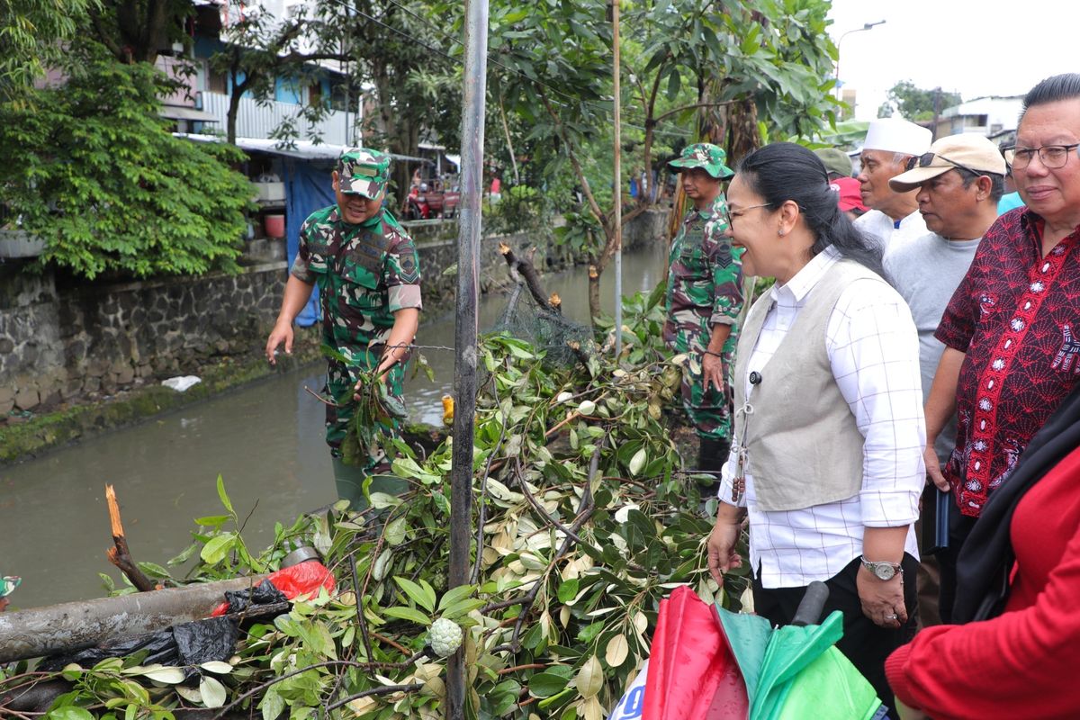 Wali Kota Semarang Agustina Wilujeng saat meninjau kegiatan Karya Bakti Pembersihan Sungai yang digelar Pemerintah Kota (Pemkot) Semarang di Kembangsari, Kecamatan Semarang Tengah, Kota Semarang, Jumat (30/1/2026).