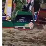 Detik-detik Angkot Nekat Terjang Banjir hingga Terjebak Arus di Cimahi