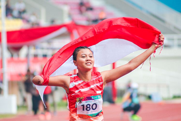 Atlet para atletik Indonesia, Nanda Mei Sholihah, meraih medali emas ASEAN Para Games 2022 di Stadion Manahan, Solo, Selasa (2/8/2022).