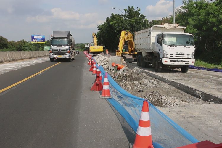 Pekerja sedang memperbaiki aspal dan lapisan beton di Kilometer 204 Tol Palikanci, Kecamatan Talun, Kabupaten Cirebon, Minggu (12/5/2019). Perbaikan jalur mudik tol palikanci ini dilakukan agar para pemudik melintas dengan aman dan nyaman serta mengurangi potensi kecelakaan lalu lintas. 