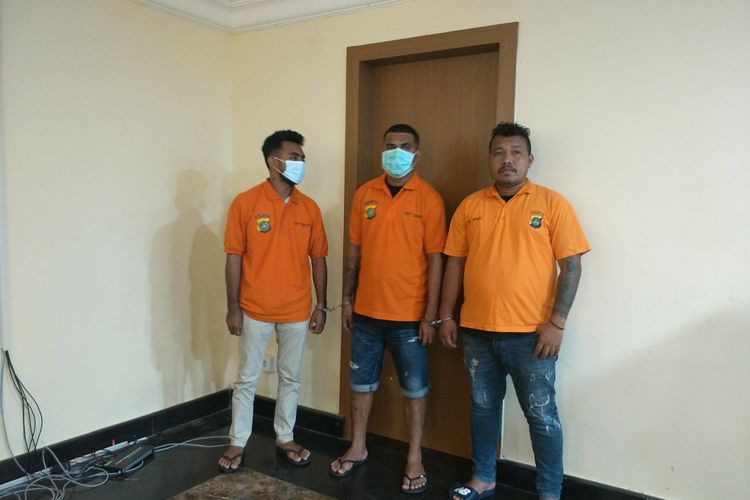 Tiga orang debt collector pengambil paksa mobil Selebgram Clara Shinta usai tertangkap dan dibawa ke Mapolda Metro Jaya, Kamis (23/2/2023). 