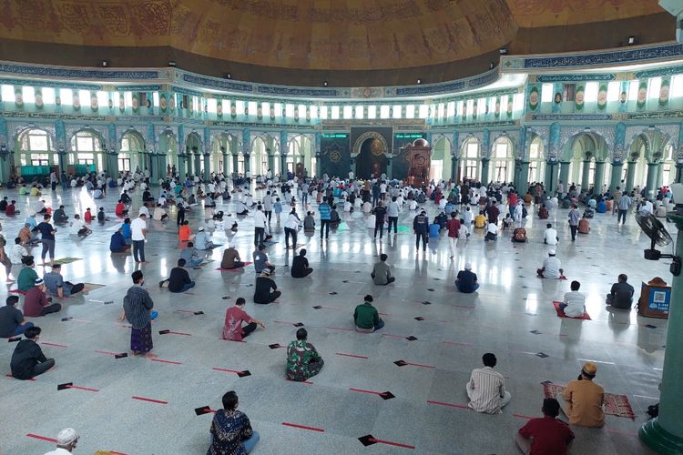 Para jemaah saat mendengarkan khutbah Jumat di Masjid Raya Al-Azhom, Kota Tangerang, pada Jumat (27/8/2021). 