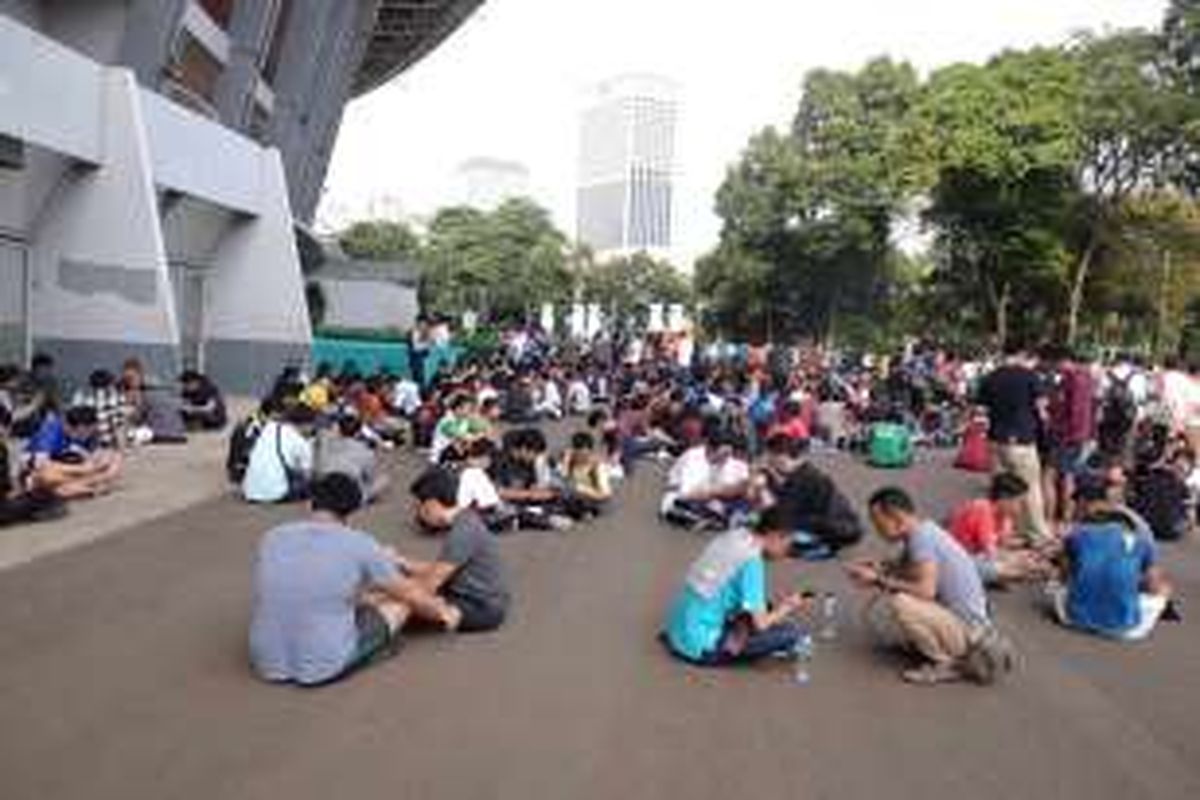 Para pemburu monster Pokemon Go berkumpul di Stadion Gelora Bung Karno, Minggu (17/7/2016).