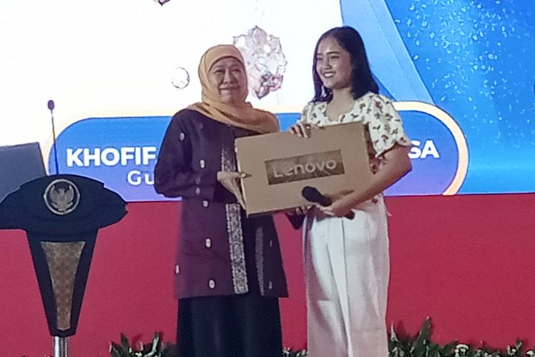 Gubernur Jawa Timur, Khofifah Indar Parawansa saat memberikan satu unit laptop kepada penyanyi remaja asal Kabupaten Malang bernama Gatayu Gagat Enjang (17).