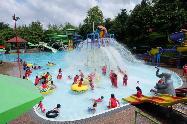 Wahana kolam renang di Taman Kyai Langgeng Ecopark Kota Magelang