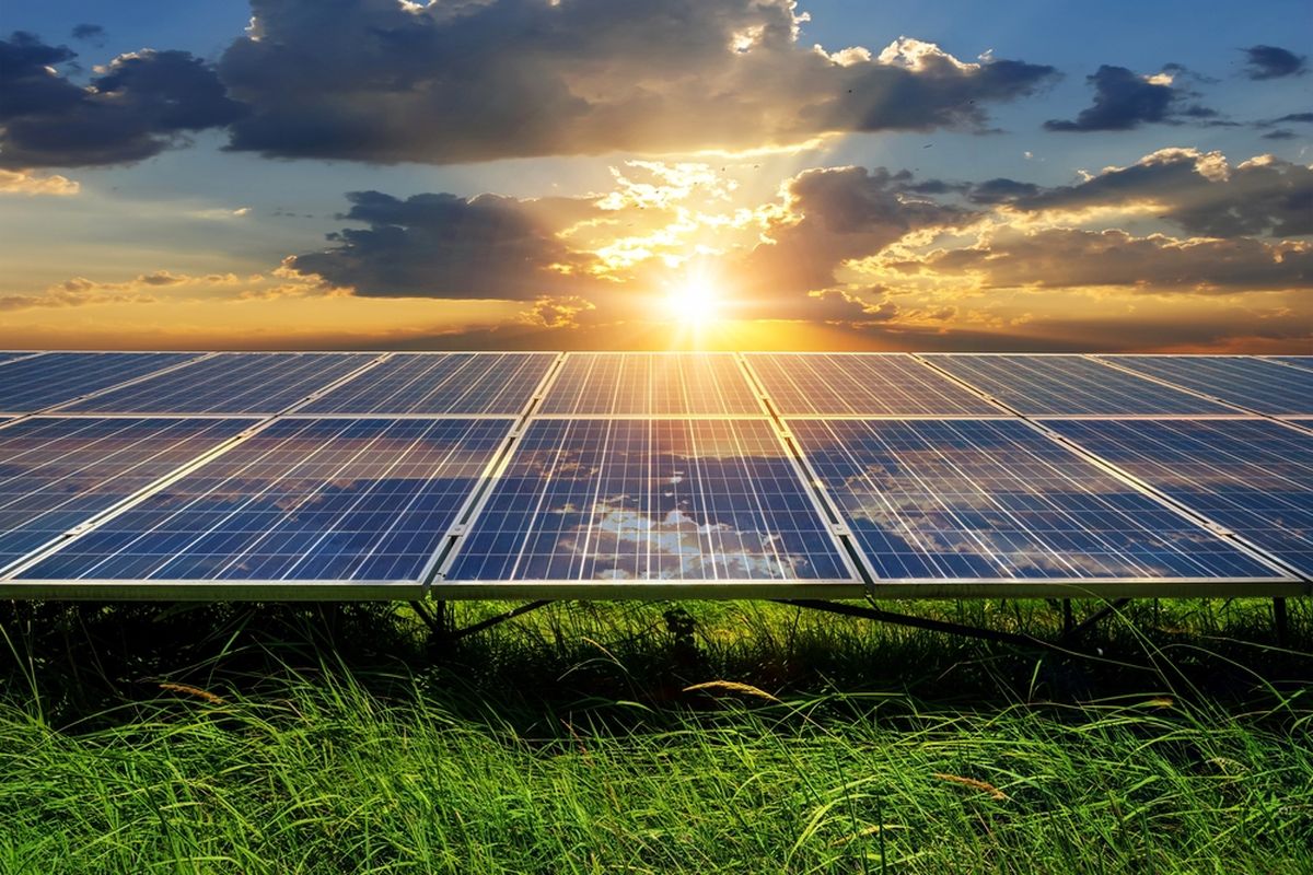 Ilustrasi panel surya, pembangkit listrik tenaga surya (PLTS).