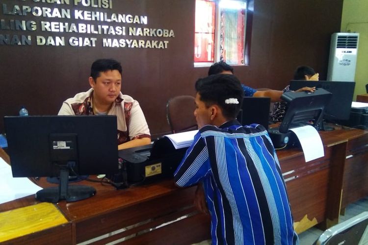 M Habibi Pratama (21) korban pemukulan pengunjung biliar saat membuat laporan di Polrestabes Palembang, Kamis (28/11/2019). Pemukulan itu dipicu saat Habibi sedang terlibat keributan dengan kekasihnya.