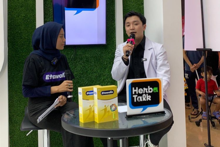 Talkshow kesehatan tulang dan sendi bersama dr.Adrian Setiaji di booth Etawalin di Jakarta Fair (29/6/2024).