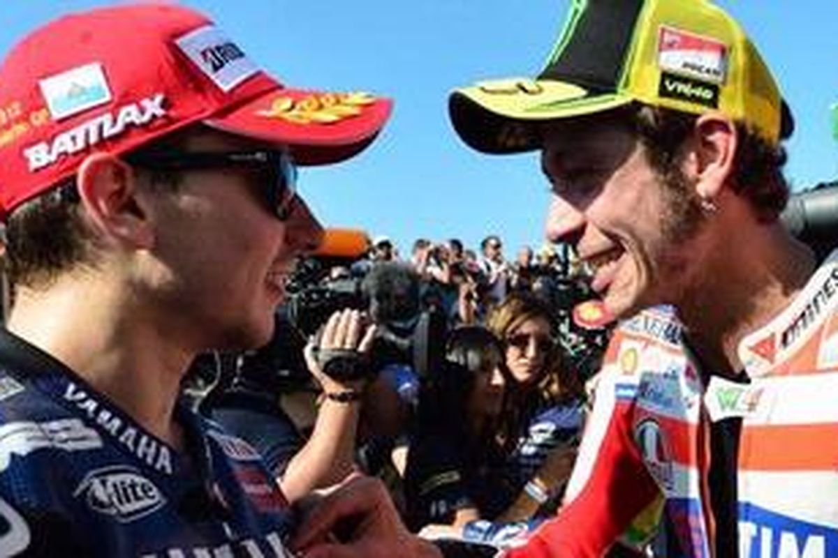 Pebalap Yamaha, Jorge Lorenzo (kiri), dan pebalap Ducati, Valentino Rossi, bersalaman usai GP San Marino, Minggu (16/9/2012). Lorenzo juara dan Rossi runner-up.